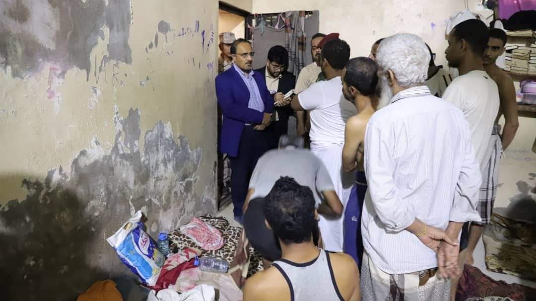 محافظ حضرموت يطلع على أحوال نزلاء سجن المكلا ويوجه بتحسين الرعاية لهم ومساعدة المُعسرين قبل رمضان المبارك