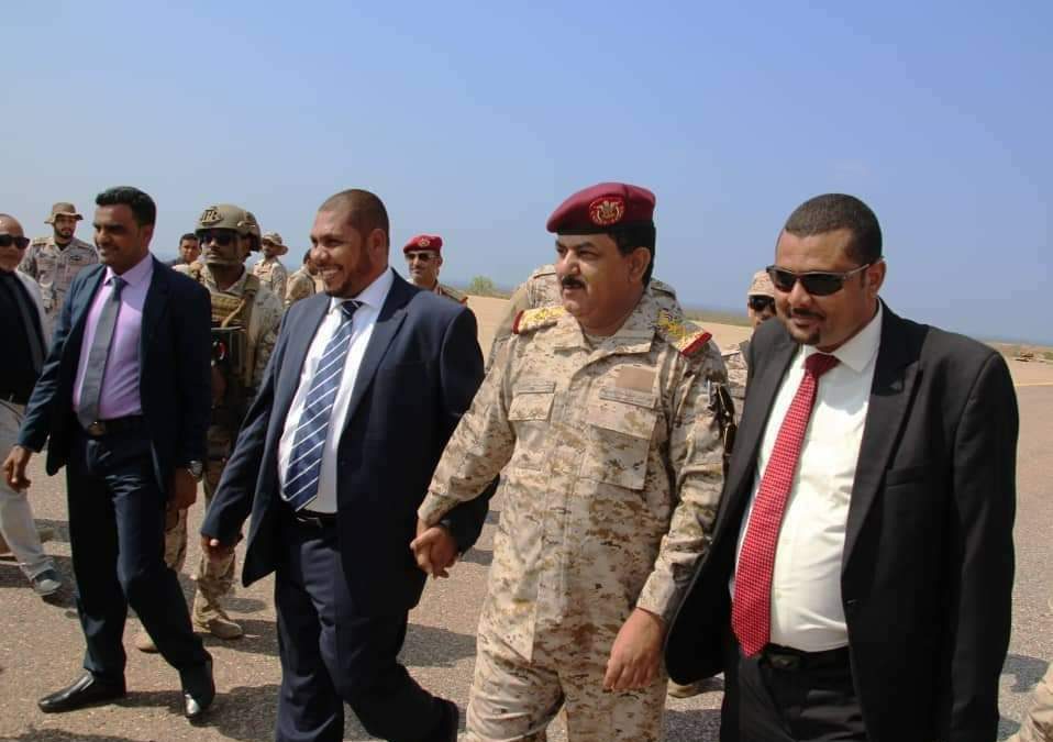 وزير الدفاع يتفقد أوضاع القوات المسلحة في سقطرى