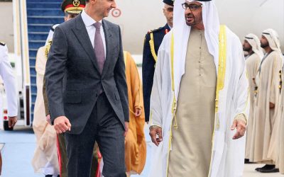 الأسد يصل إلى الإمارات ويلقى مراسم استقبال رسمية وترحيبا بطائرات حربية