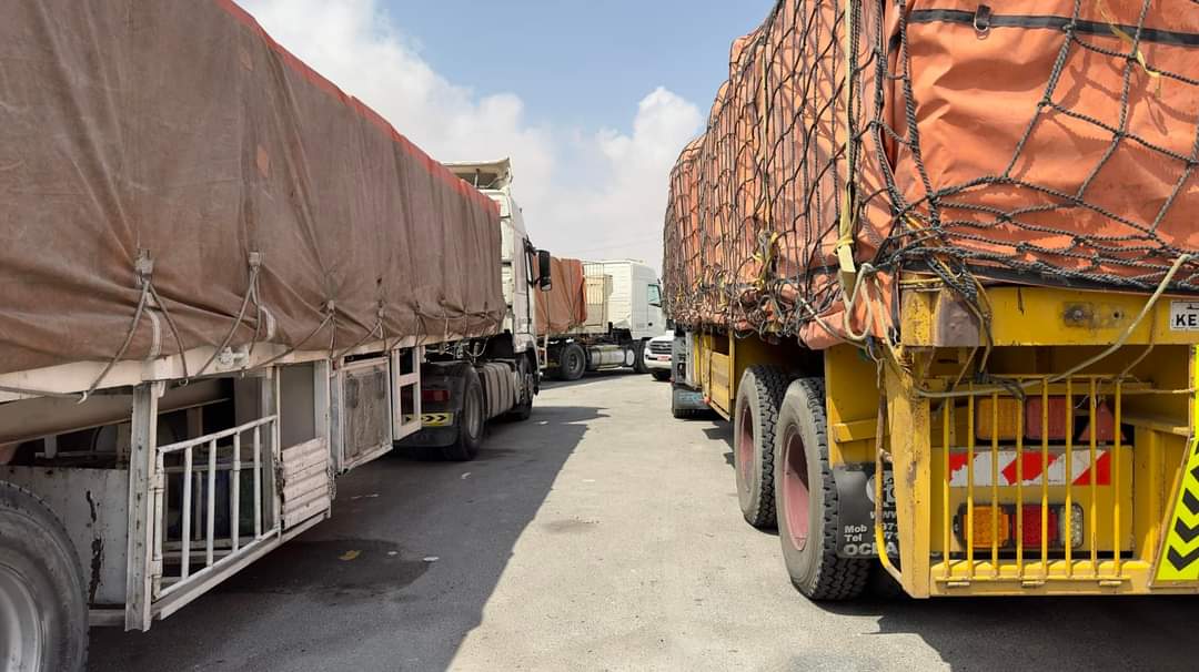 محافظ المهرة يستقبل قافلة المساعدات الغذائية الرمضانية العمانية