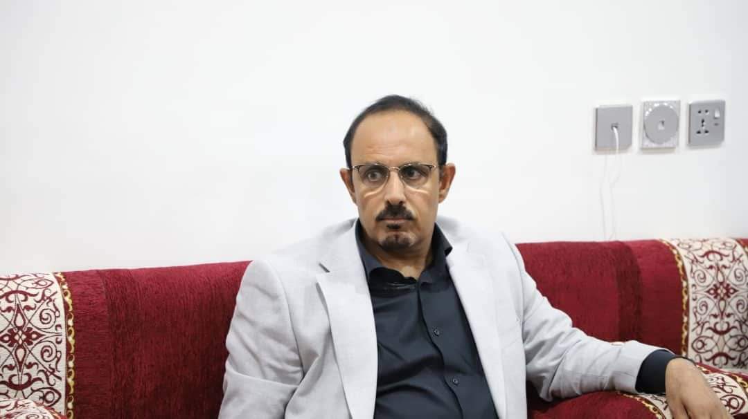 محافظ حضرموت يؤكد أهمية تكامل الدور الرسمي والمجتمعي لتعزيز الأمن وتفعيل الرقابة على خدمات المواطنين