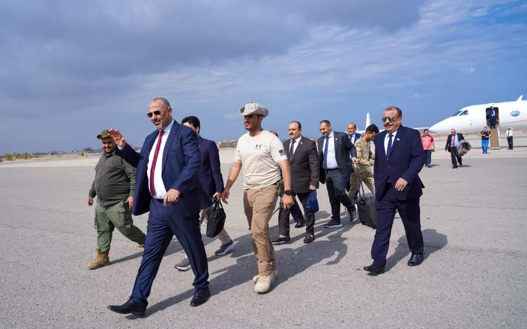 الرئيس القائد عيدروس الزُبيدي يعود إلى العاصمة عدن بعد زيارات عمل خارجية