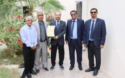 رئيس جامعة أبين يسلم وزير الاتصالات وتقنية المعلومات درع جامعة أبين