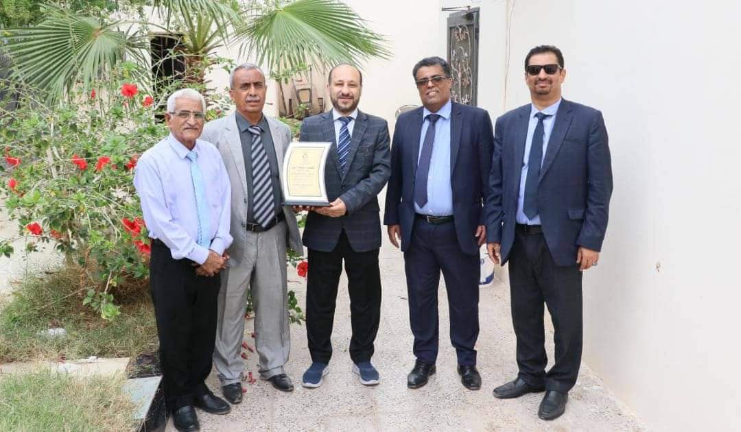 رئيس جامعة أبين يسلم وزير الاتصالات وتقنية المعلومات درع جامعة أبين