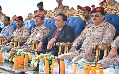 وزير الدفاع ومحافظ المهرة يتفقدان وحدات محور الغيضة ويشهدان العرض العسكري