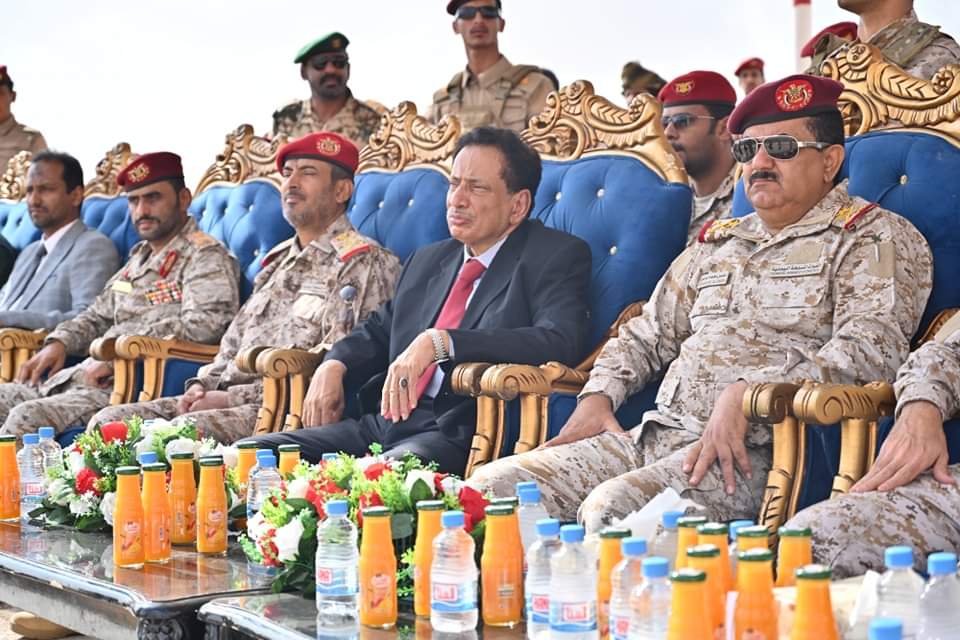 وزير الدفاع ومحافظ المهرة يتفقدان وحدات محور الغيضة ويشهدان العرض العسكري