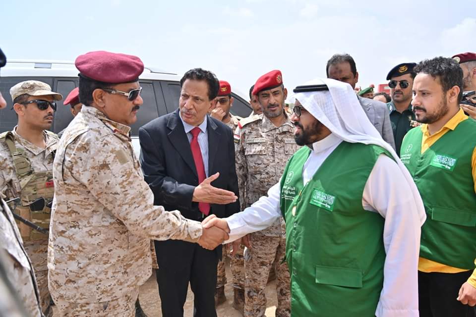 وزير الدفاع ومحافظ المهرة يتفقدان الأعمال الإنشائية في مدينة الملك سلمان التعليمية والطبية بالغيضة