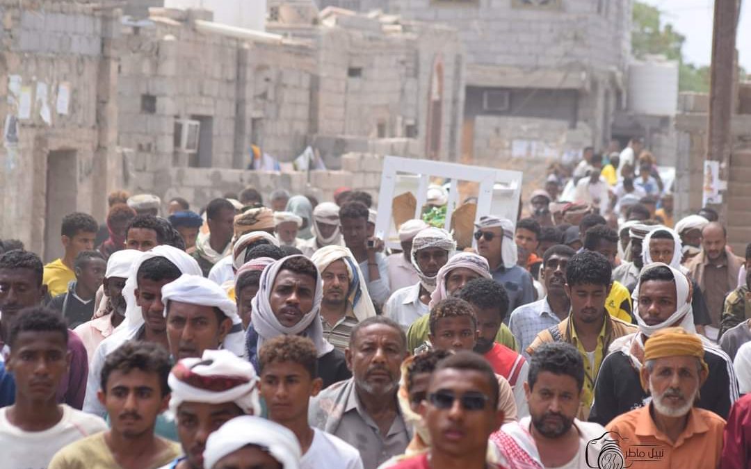 بموكب جنائزي مهيب.. أبناء زنجبار يشيعون جثمان الطفل ميثاق الدابية عقب حكم الإعدام بحق قاتله