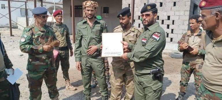 قوات الحزام الأمني طوق عدن تكرم عدد من أفرادها المبرزين