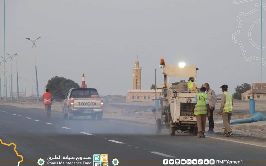 بدء أعمال الطلاء لخط العلم دوفس في أبين