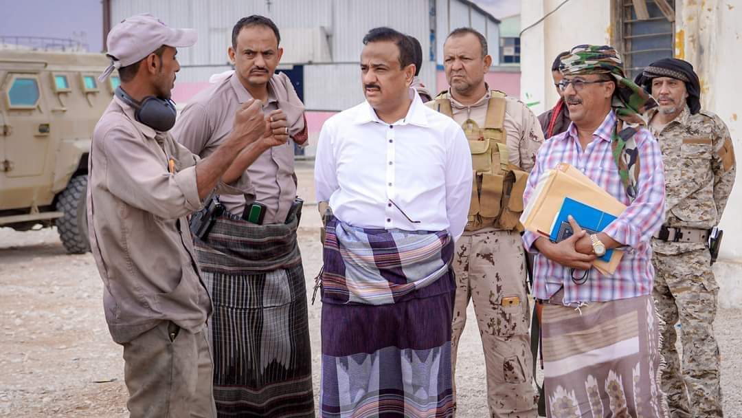 المحافظ بن الوزير يتفقد أوضاع المؤسسة العامة للكهرباء بالمحافظة