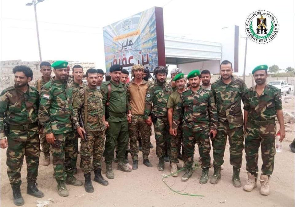 قائد حزام لحج يكرم أفراد وضباط نقطة مدخل الخضراء
