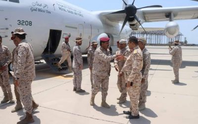 وزير الدفاع يعود إلى عدن بعد زيارة تفقدية شملت مأرب وسقطرى والمهرة