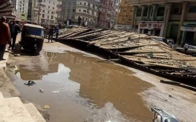 مصر : بسبب الرياح الشديدة انهيار موقف سيارات