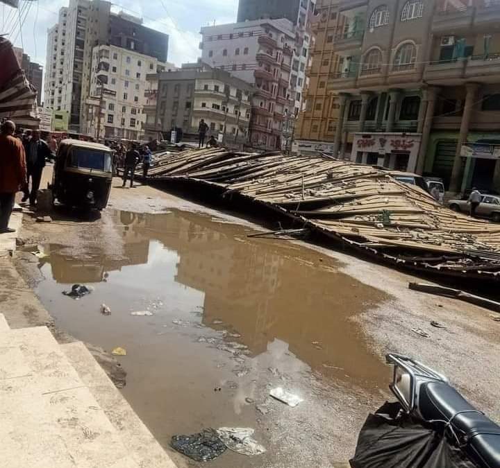 مصر : بسبب الرياح الشديدة انهيار موقف سيارات