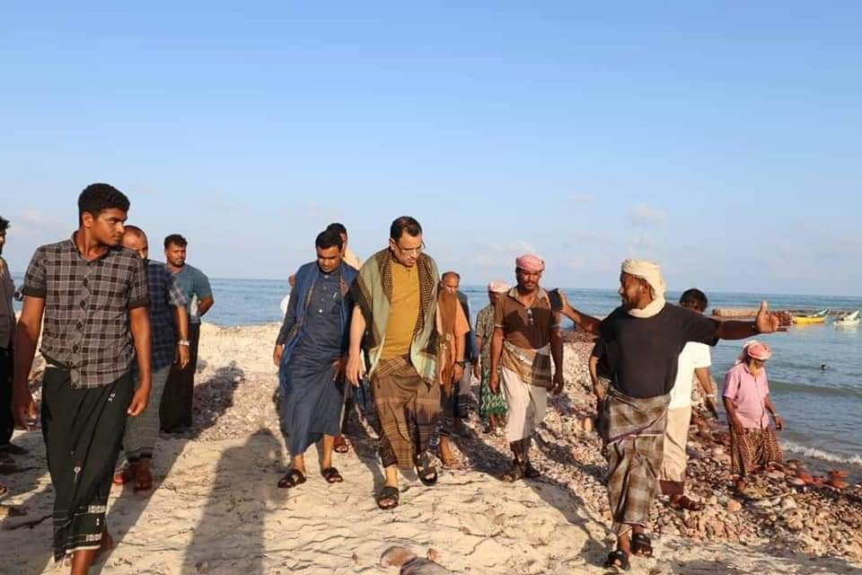 الوزير السقطري يزور جمعية زاحق السمكية في جنوب سقطرى ويشيد بالمساهمة المجتمعية للجمعية .