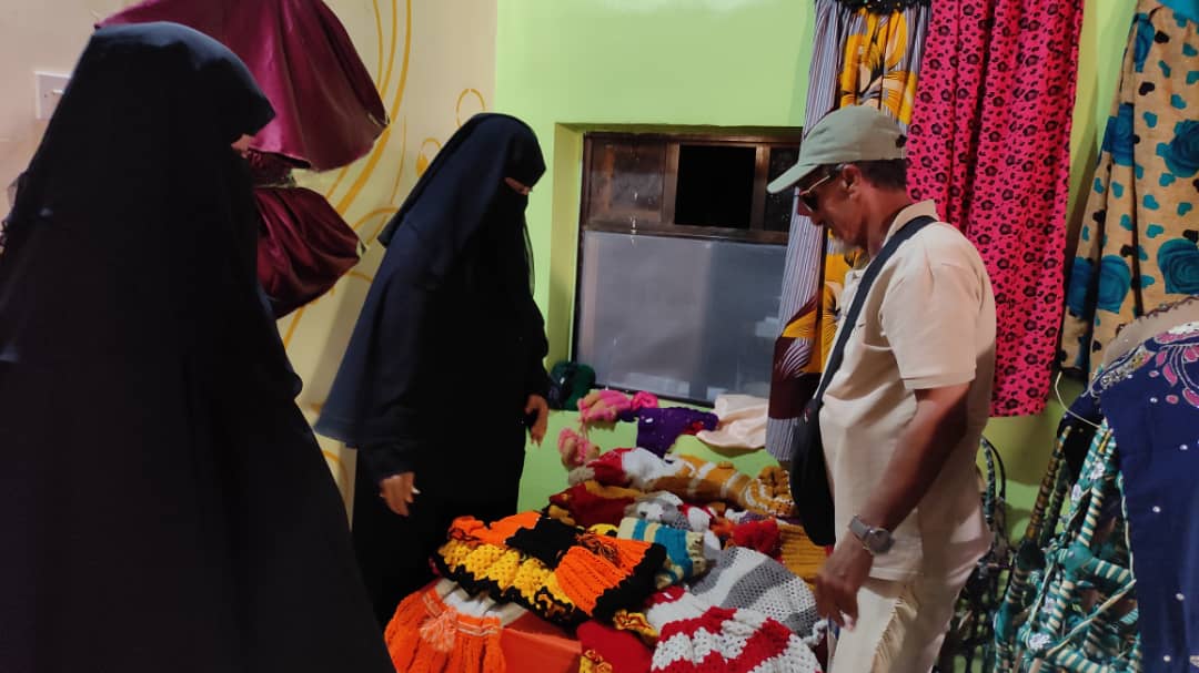 أبين: جمعية وجود التنموية تفتتح بمقرها بمدينة جعار معرض البازار وممثل الجمعية الوطنية للبحث العلمي المهندس السميطي يشيد بماشاهدة في البازار