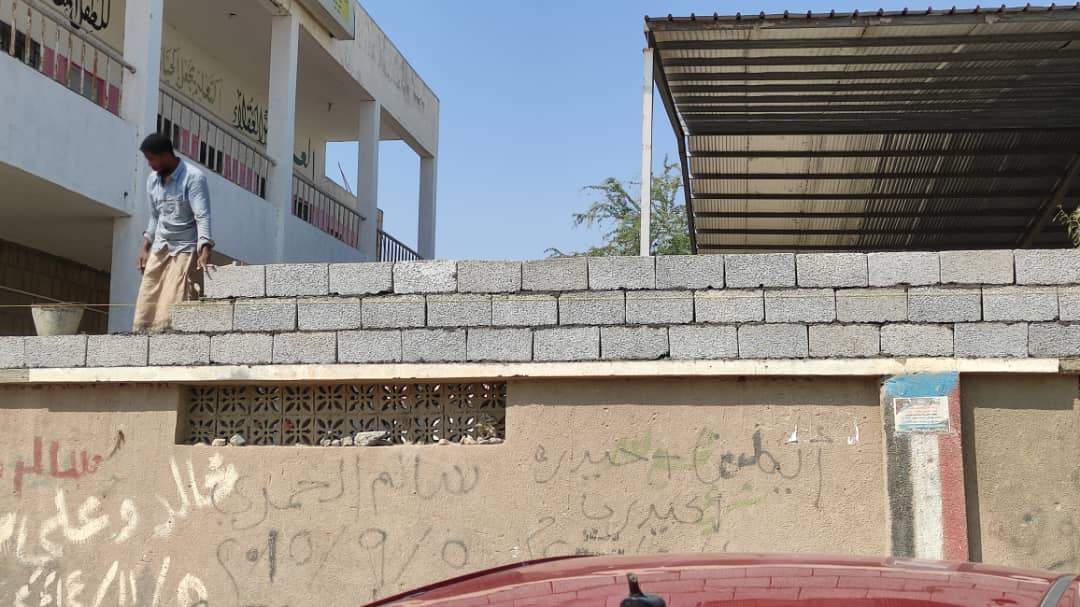 بدعم من منظمة “ايكان” ICAN ومؤسسة الغذاء Food4Humanity‬⁩ مؤسسة انسان التنموية تدشن العمل في رفع سور مدرسة الخنساء بمدينة جعار محافظة أبين