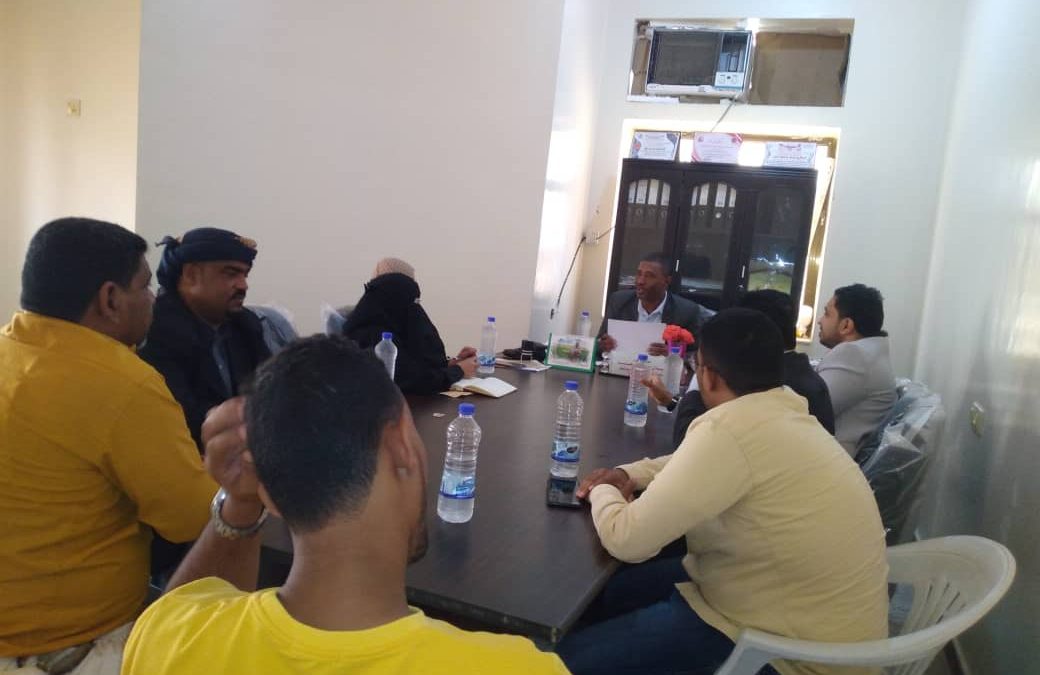 أبين: مدير عام الشؤون الاجتماعية والعمل يلتقي بطاقم مؤسسة ايادي العطاء التنموية