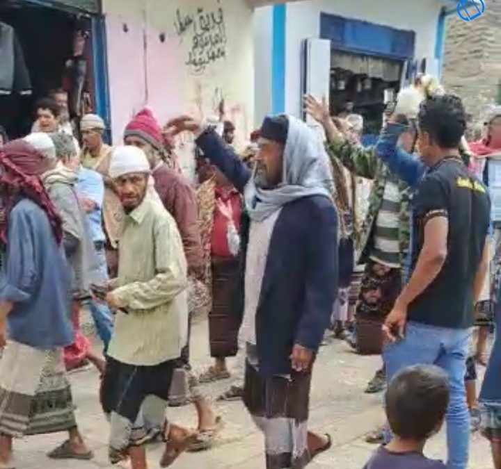 مستفيدو الرعاية الأجتماعية في يافع رصد يتظاهرون ضد الروتين المتبع لصرف مستحقاتهم