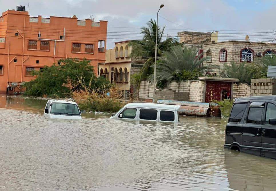 الأمطار تحاصر عشرات البيوت بمدينة الشحر  والسلطة ترفع نداء استغاثة
