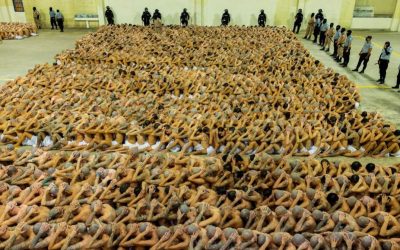 السلفادور تنقل الآلاف من أعضاء العصابات إلى سجن ضخم