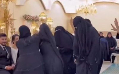 بطريقة غير مسبوقة.. سيدة تقتحم حفل زفاف زوجها على عروس أخرى