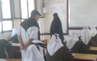 رئيس مجلس الاباء ومديرة مدرسة الثورة بجعار يتفقدان سير عملية الامتحانات النهائية للطالبات