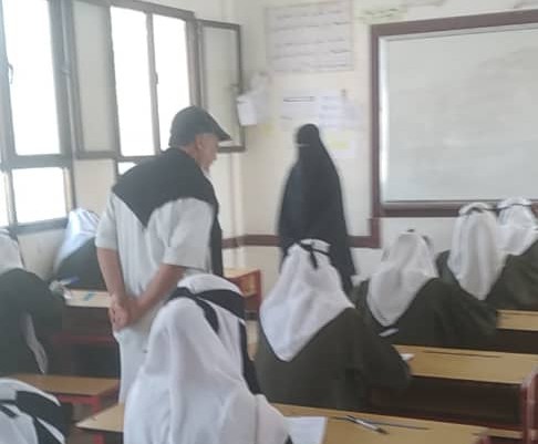 رئيس مجلس الاباء ومديرة مدرسة الثورة بجعار يتفقدان سير عملية الامتحانات النهائية للطالبات