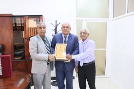 رئيس جامعة أبين يسلم وزير الخدمة المدنية والتأمينات درع جامعة أبين