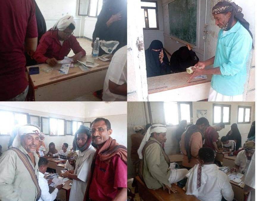 مدير عام أحور يتفقد سير العمل في صرف الحوالات النقدية ( الدورة 15) لمستفيدي الضمان الاجتماعي بالمديرية