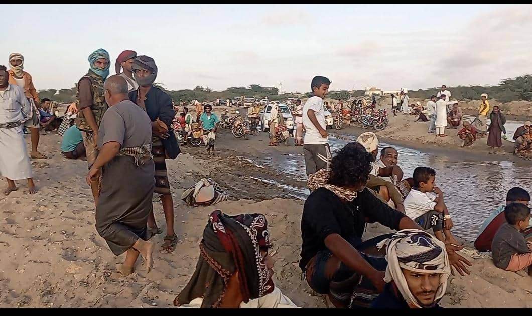 لليوم الثاني .. سيول جارفة تتدفق في وادي أحور