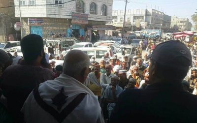 أبين.. وقفة احتجاجية غاضبة بلودر تندد بالفساد وتطالب بإقالة مأمور المديرية ومدير التربية
