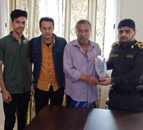 مدير أمن محافظة أبين يكرم المهندس صلاح الرامي مبتكر أول نظام عربي لترجمة إشارة وأصوات الصم والبكم