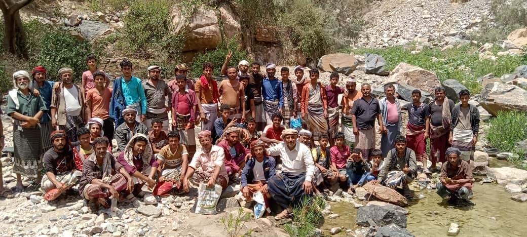 اهالي حمة ينفذون مبادرة جماهيرية كبرى لإصلاح بعض المقاطع في طريق رهوة الفلاح حمة بيافع سرار