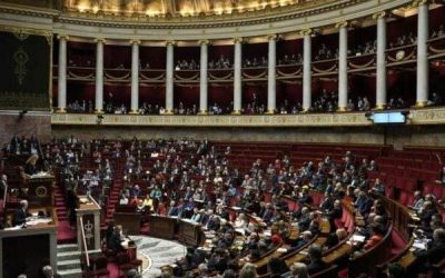 بعد نجاة ماكرون وحكومته.. اعتقال عشرات المحتجين في فرنسا