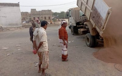 مدير صندوق النظافة بأحور يقوم بردم الحفريات في الخط الفرعي من الشارع العام