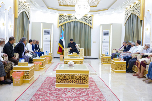 الرئيس عيدروس عقب لقاءه بكتلة أبين في الجمعية الوطنية يشكل لجنة برئاسة هادي للوقوف على احتياجات المحافظة