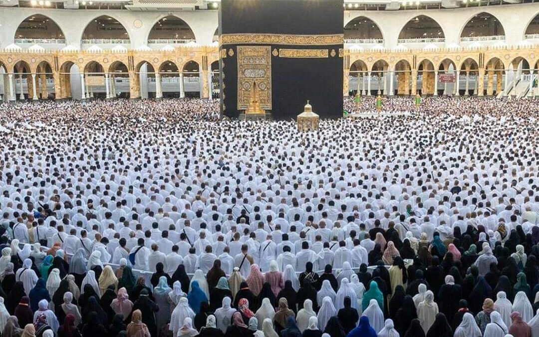 صدحت تكبيرات عيد_الفطر الجمعة في مكة بين جنبات المسجد الحرام معلنة حلول عيد الفطر وانقضاء رمضان لثبوت رؤية هلال شوال