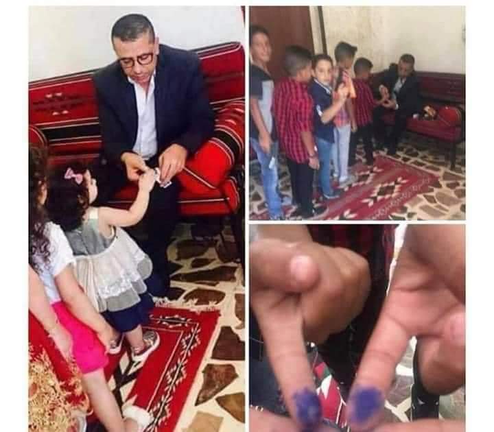بطريقة ساخرة .. أردني  يقاوم الفساد ويوزع العيدية بالحبر الانتخابي على أطفاله