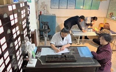 طبيب وزوجته يثابران على تقديم الخدمات الطبية في القرية الصينية لمدة ثلاثين سنة