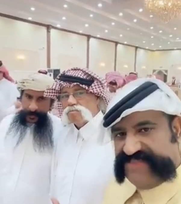 سعوديون يستعرضون “شواربهم” الطويلة في مناسبة عامة في مقطع يغزو الإنترنت