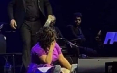 شيرين عبدالوهاب بعد سقوطها من على المسرح وتعرضها لموقف محرج “شوفوا رجلي ازرقت ازاي! أنا هرفع قضية وأطلب تعويض كبير”
