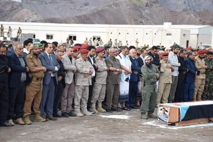 قيادات  سياسية ورسمية وعسكرية تتقدم جموع المشيعين لفقيد الوطن الكبير اللواء صالح السيد