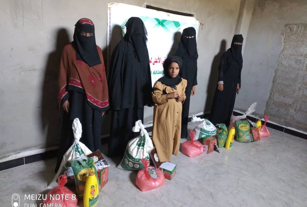 أبين: بدعم من المجلس التنسيقي الاعلى جمعية الكرستالة توزع السلة الغذائية للأهالي الاشد فقرا والمحتاجين في المنطقة