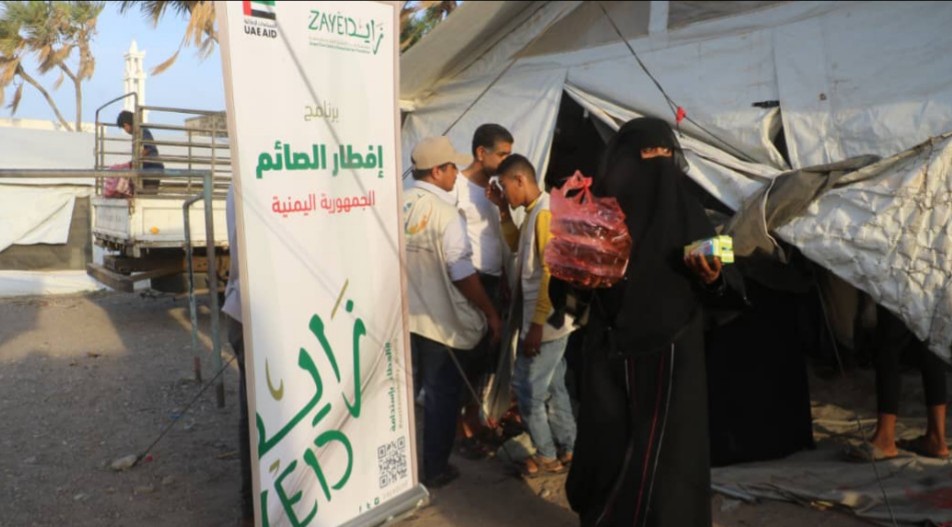 مؤسسة زايد توزيع وجبة إفطار صائم في أبين