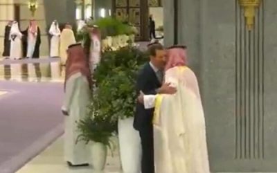 محمد بن سلمان يعانق الأسد في قمة جدة