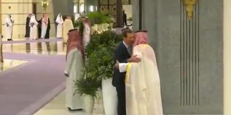 محمد بن سلمان يعانق الأسد في قمة جدة