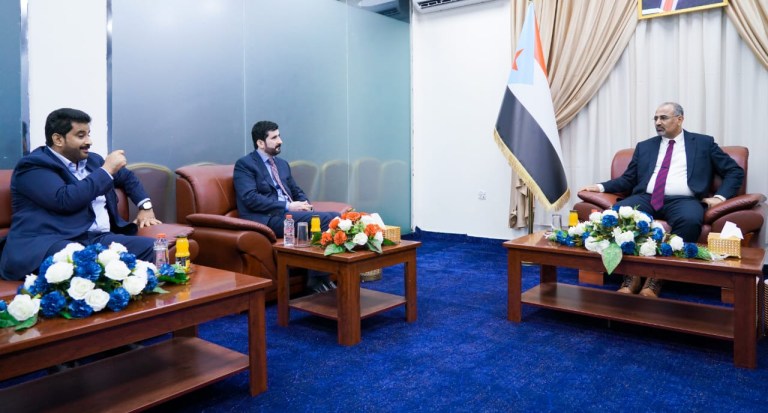 الرئيس القائد الزُبيدي يلتقي محافظ صنعاء اللواء عبدالقوي شريف