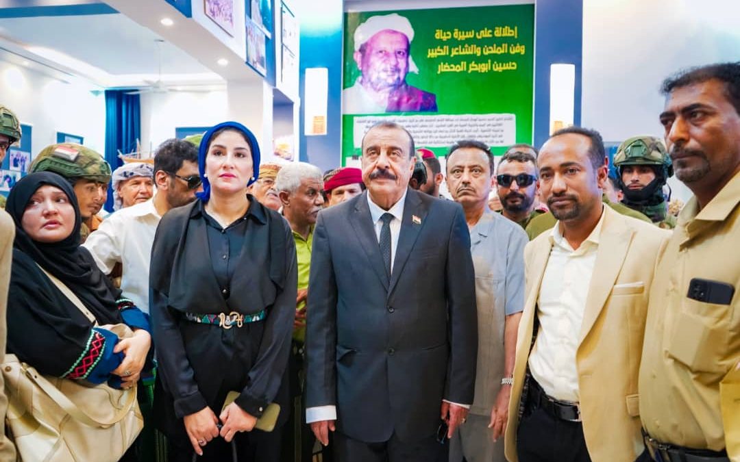 اللواء بن بريك يزور  الشحر ويطلع على مقتنيات متحف المحضار وحصن بن عيّاش